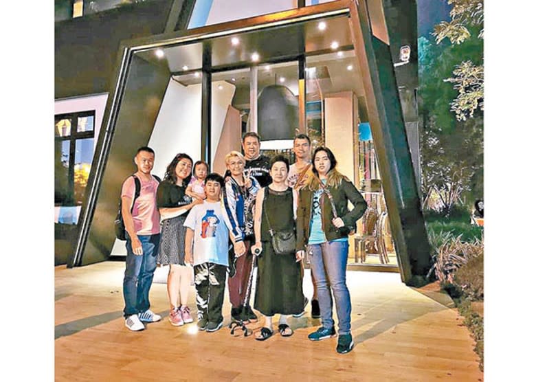 姚安娜（前排右三）與家人曾移居台灣生活，早前已經回流香港。（受訪者提供）