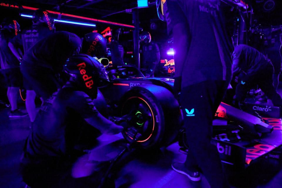 The crew get to work in the dark (Oracle Red Bull Racing)