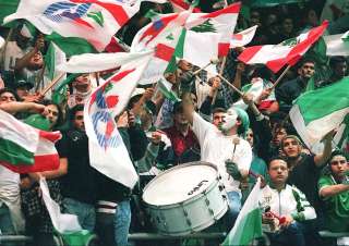 Des supporteurs du club de basket libanais La Sagesse en liesse après avoir remporté le championnat arabe des clubs en battant en finale le club algérien de Widad Boufariq, le 30 mars 1998, à Beyrouth.. Photo RAMZI HAIDAR/AFP