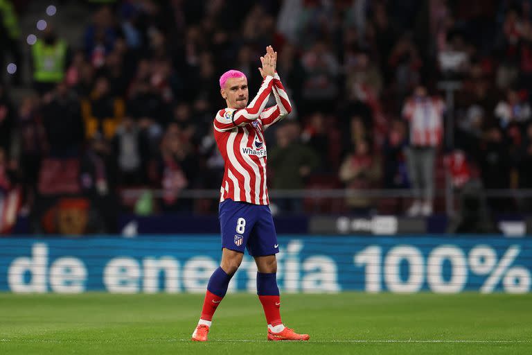 Antoine Griezmann, ovacionado por los hinchas de Atlético de Madrid, antes del comienzo del partido ante Elche por la Liga de España.