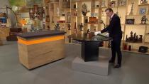 Edles Teil aus den 90-ern: Der runde Designer-Tisch "Quadrondo" von Rosenthal, den man in einen quadratischen verwandeln konnte, hatte einen Schätzwert von 1.400 bis 1.800 Euro. (Bild: ZDF)