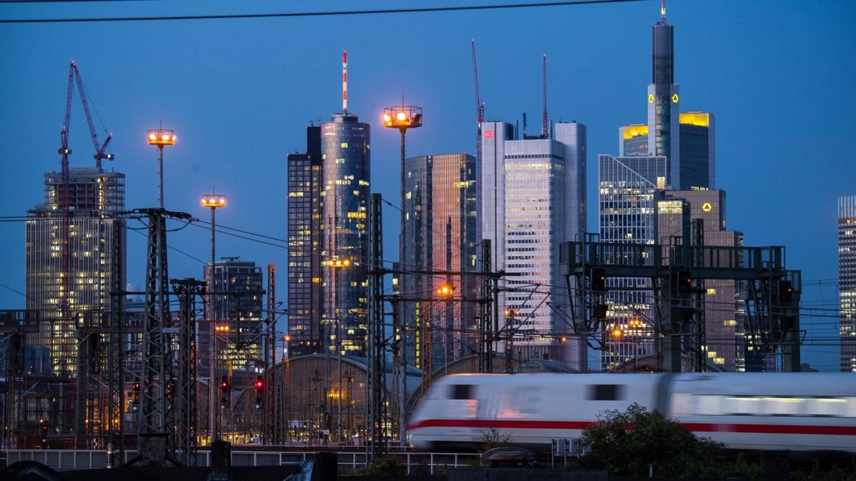 ICE vor der Skyline der Mainmetropole Frankfurt. Auf der Schnellstrecke Köln-Frankfurt wird der Bahnverkehr wieder aufgenommen. Foto: Andreas Arnold