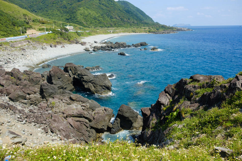 虎頭坡白天俯瞰蜜月灣，夕陽時可欣賞饅頭岩日落。 圖：謝佳真／攝