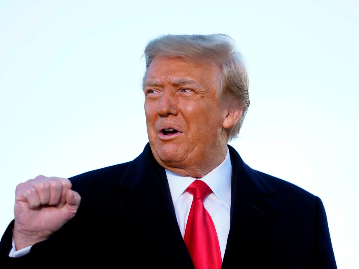 El ex presidente Donald Trump habla antes de abordar el Air Force One en la base conjunta Andrews en Maryland el 20 de enero de 2021 (AFP via Getty Images)