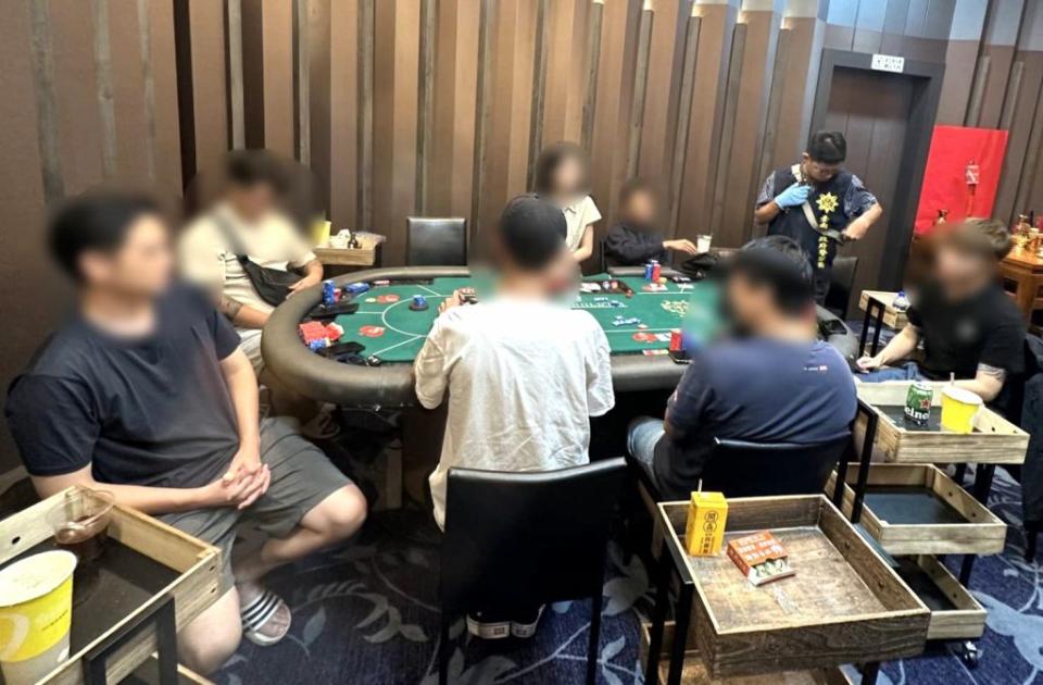 中西區一家桌遊館平日以牌技運動號召攬客，私下卻經營賭博被警方當場查獲。（記者葉進耀翻攝）