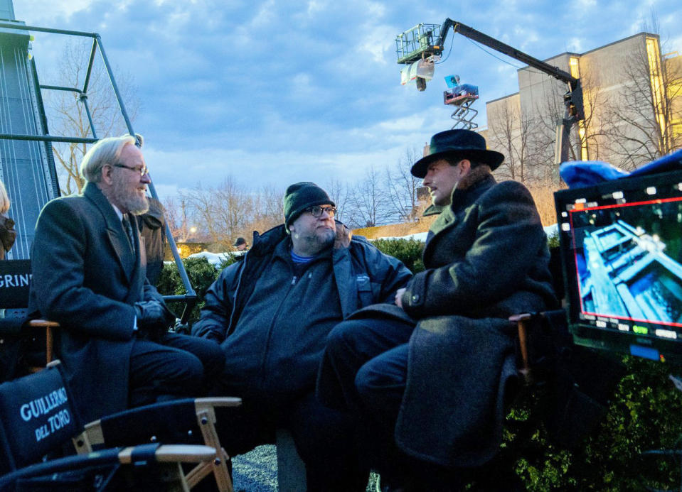 En esta imagen difundida por Searchlight Pictures, Richard Jenkins, a la izquierda, el director Guillermo del Toro, en el centro, y Bradley Cooper, en el set de "Nightmare Alley". (Searchlight Pictures vía AP)