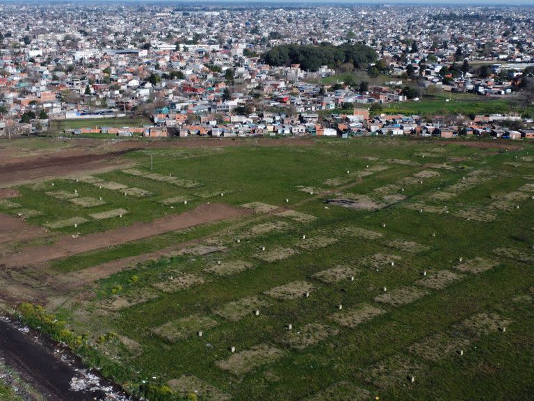 El barrio 22 de Enero (al fondo) creció hasta el límite de la zona conocida como “los pilares”, donde están abandonadas cientos de columnas de hormigón de construcciones que se hundieron en el terreno inundable