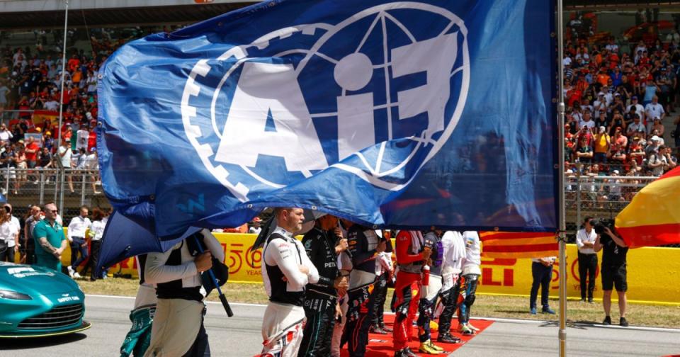 Pembalap di grid dengan bendera FIA.  Spanyol Mei 2022 Kredit: Alamy