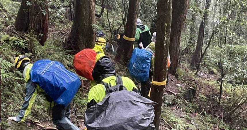 高雄情侶在攀登水漾森林時迷路受困，所幸搜救隊最終順利救到2人。（圖／翻攝畫面）