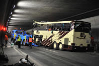 <b>Klassenfahrt: Tragischer Busunfall in der Schweiz</b><br><br>Der Reisebus hat den Randstein im Tunnel zwischen Sierre und Sion (Sitten) gestreift und ist dann frontal in die Nothaltebucht gekracht. Eine Übermüdung des Fahrers hält das belgische Verkehrsministerium für unwahrscheinlich, auch sonst seien alle Bestimmungen eingehalten worden. Als mögliche Gründe gelten gesundheitliche Probleme des Fahrers sowie technisches oder menschliches Versagen. (Bild: AFP)