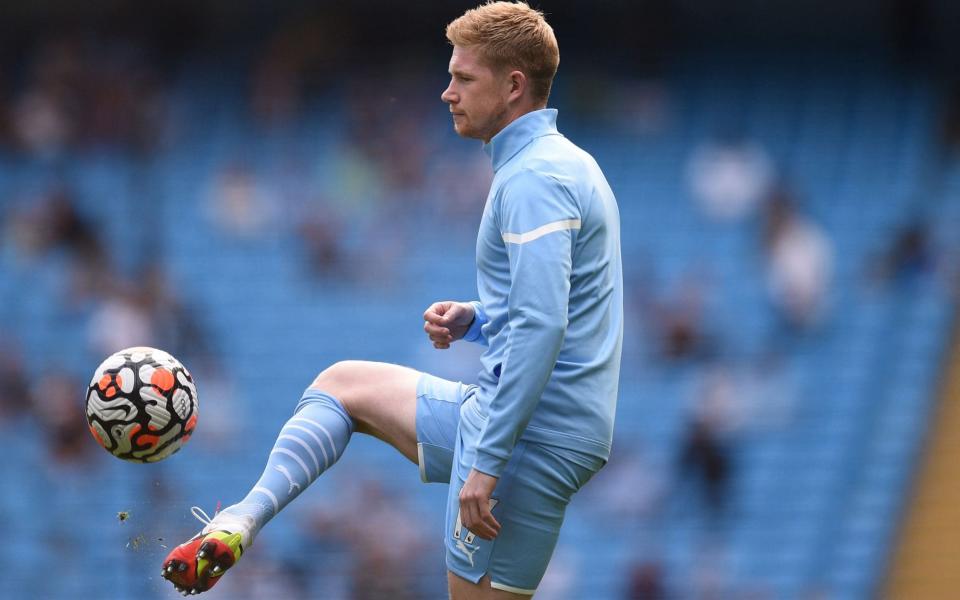 Manchester City's Belgian midfielder Kevin De Bruyne warms up ahead of the English Premier League football match - AFP