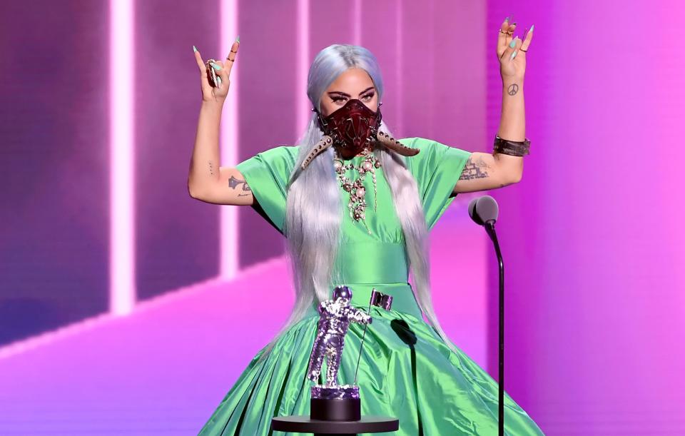 Lady Gaga fue la gran triunfadora de los VMAs 2020 gracias a sus cinco premios. También fueron cinco las mascarillas que lució a lo largo de la velada. Una de las más sorprendentes fue esta con cuernos diseñada por Lance Victor Moore. (Foto: Kevin Winter / Getty Images)
