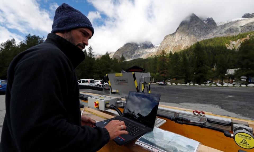 Monitoring a section of the Planpincieux glacier.