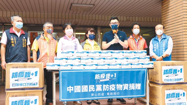 國民黨主席江啟臣（右三）25日在捐贈防疫物資時，痛批「政府所謂同島一命，根本是謀財害命」，人民真的看不下去。（盧金足攝）
