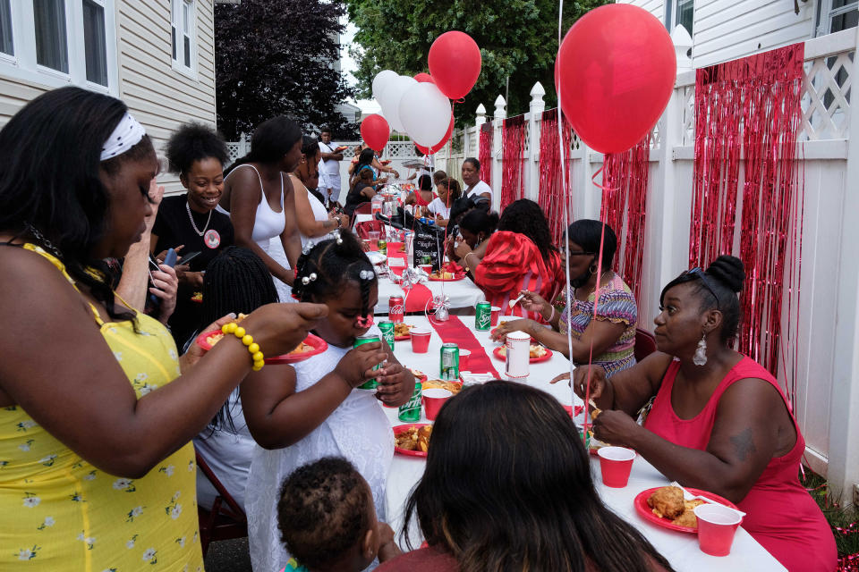 Family members gather for dinner at Jamel Floyd’s house after the funeral and burial.<span class="copyright">Yuki Iwamura</span>