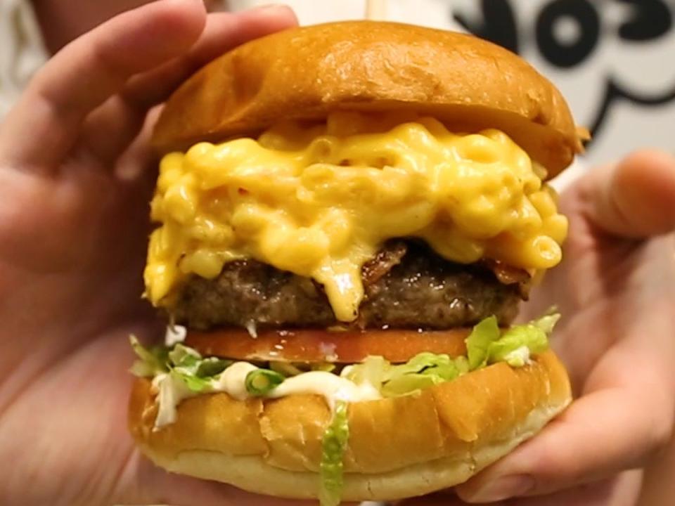 burger with mac and cheese, tomato slice, and lettuce