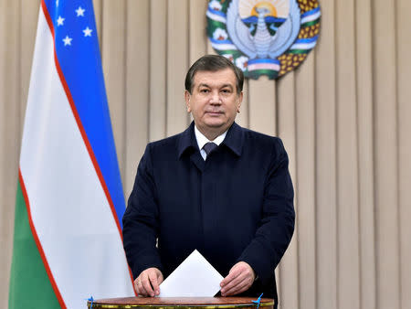 Uzbekistan's Prime Minister and interim President Shavkat Mirziyoyev casts his ballot at a polling station during a presidential election in Tashkent, Uzbekistan, December 4, 2016. REUTERS/Anvar Ilyasov/Pool