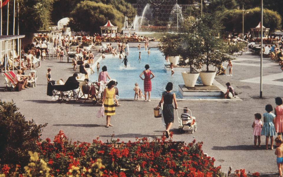 Families enjoying Battersea Park Lido, London, circa 1960. (Photo by Archive Photos/Getty Images) - Getty
