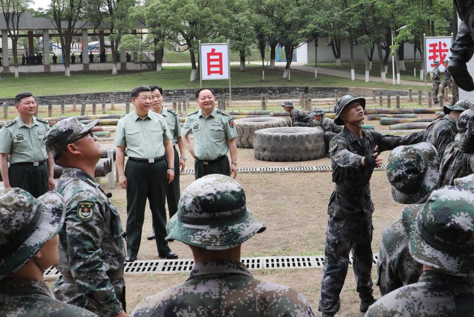Der chinesische Staatschef Xi Jinping beobachtet eine Trainingseinheit an der Infanterieakademie der chinesischen Armee im Mai 2019. - Copyright: Xinhua/Li Gang