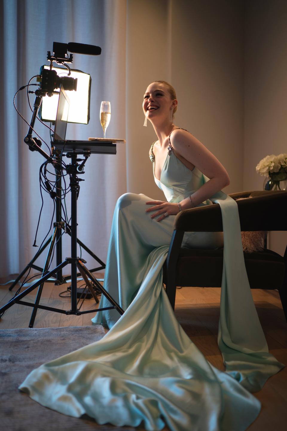 How Elle Fanning Brought Grace Kelly Glamour to the Golden Globes