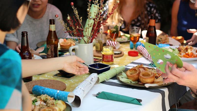 最多人選擇以「家人聚餐」的方式慶祝父親節。（示意圖／翻攝自pixabay）