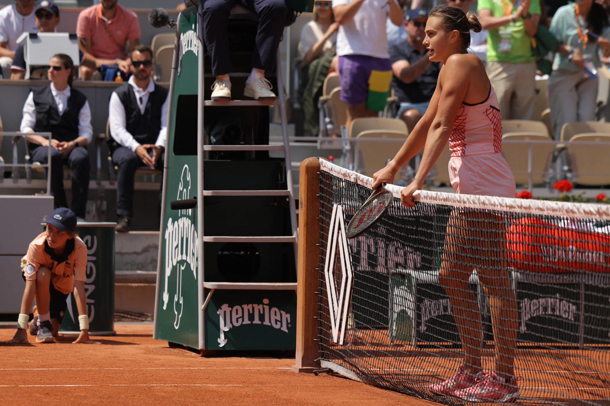 A Roland-Garros, la Biélorusse Aryna Sabalenka attend de serrer la main de l’Ukrainienne Elina Svitolina à la fin de leur match de quart de finale, ce mardi 6 juin.