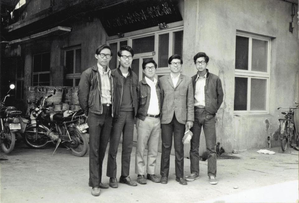 1976年王榮得（右2）在製冰冷凍廠和朋友合影，當時工廠仍由父親主導。（福記提供）