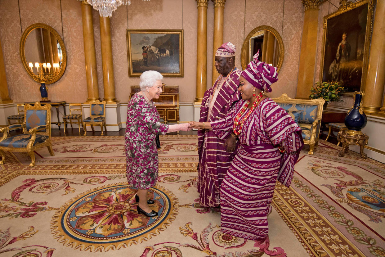 Königin und Gäste im Gruppen-Look: Queen Elizabeth bei einem Treffen mit dem nigerianischen Diplomaten George Oguntade und seiner Frau Modupe. (Bild: AP Photo)