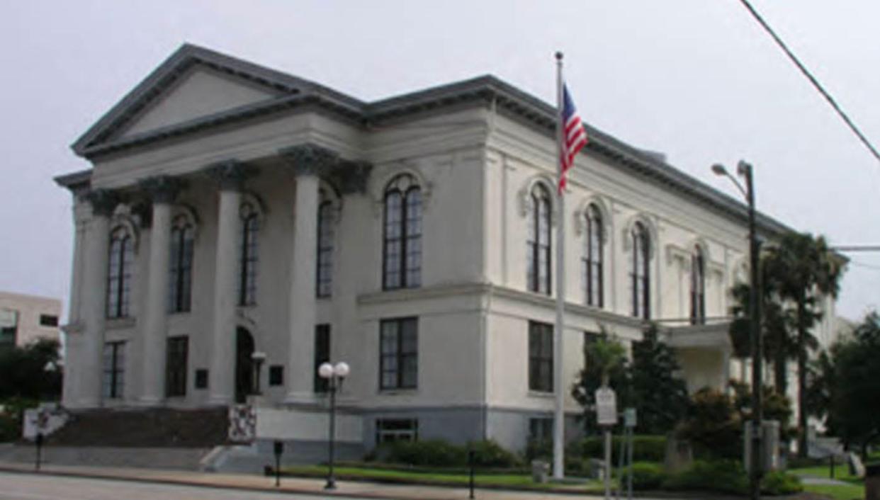 Thalian Hall, which dates from the 1850s, is home to Wilmington City Hall and a performing arts center.