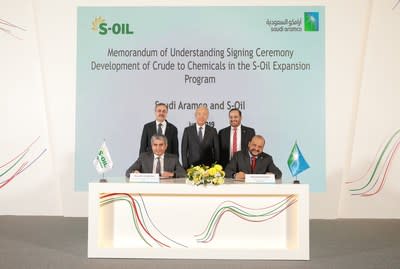 Aramco and S-Oil Signing an MoU