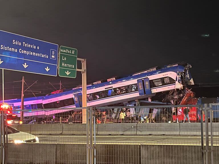 El tren quedó por encima de la locomotora del otro ferrocarril