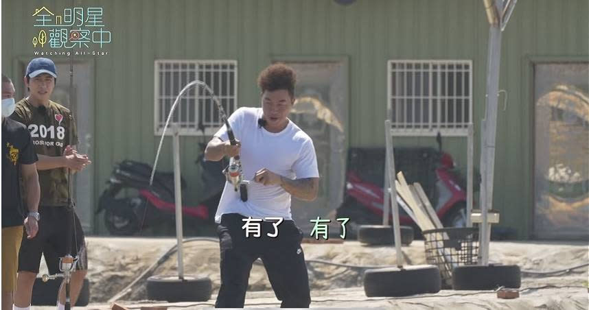 郭泓志展現釣魚高超技巧，一竿釣起超過15斤的石斑魚。（圖／台視、好看娛樂提供）
