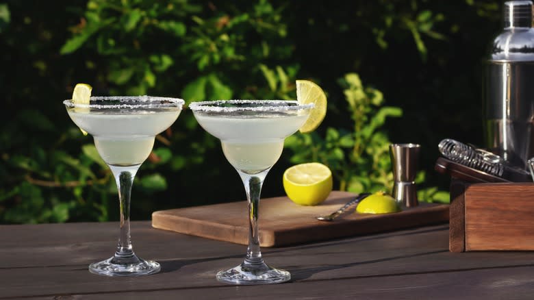 margaritas with lemon garnishes