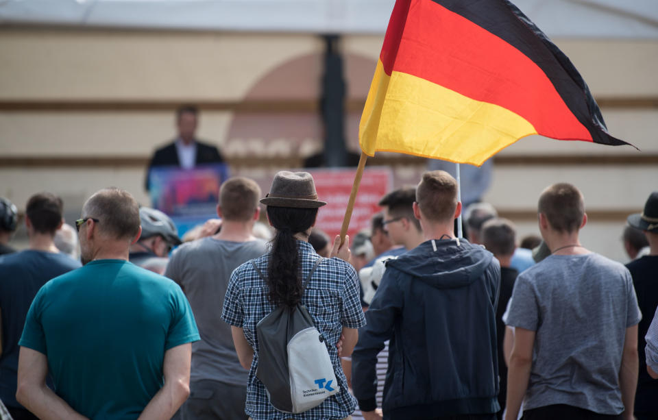 AfD-Anhänger demonstrieren gegen den Bau einer Moschee in Baden-Württemberg. Macht sie das automatisch zu Freunden der Juden in Deutschland? (Bild: Marijan Murat/dpa)