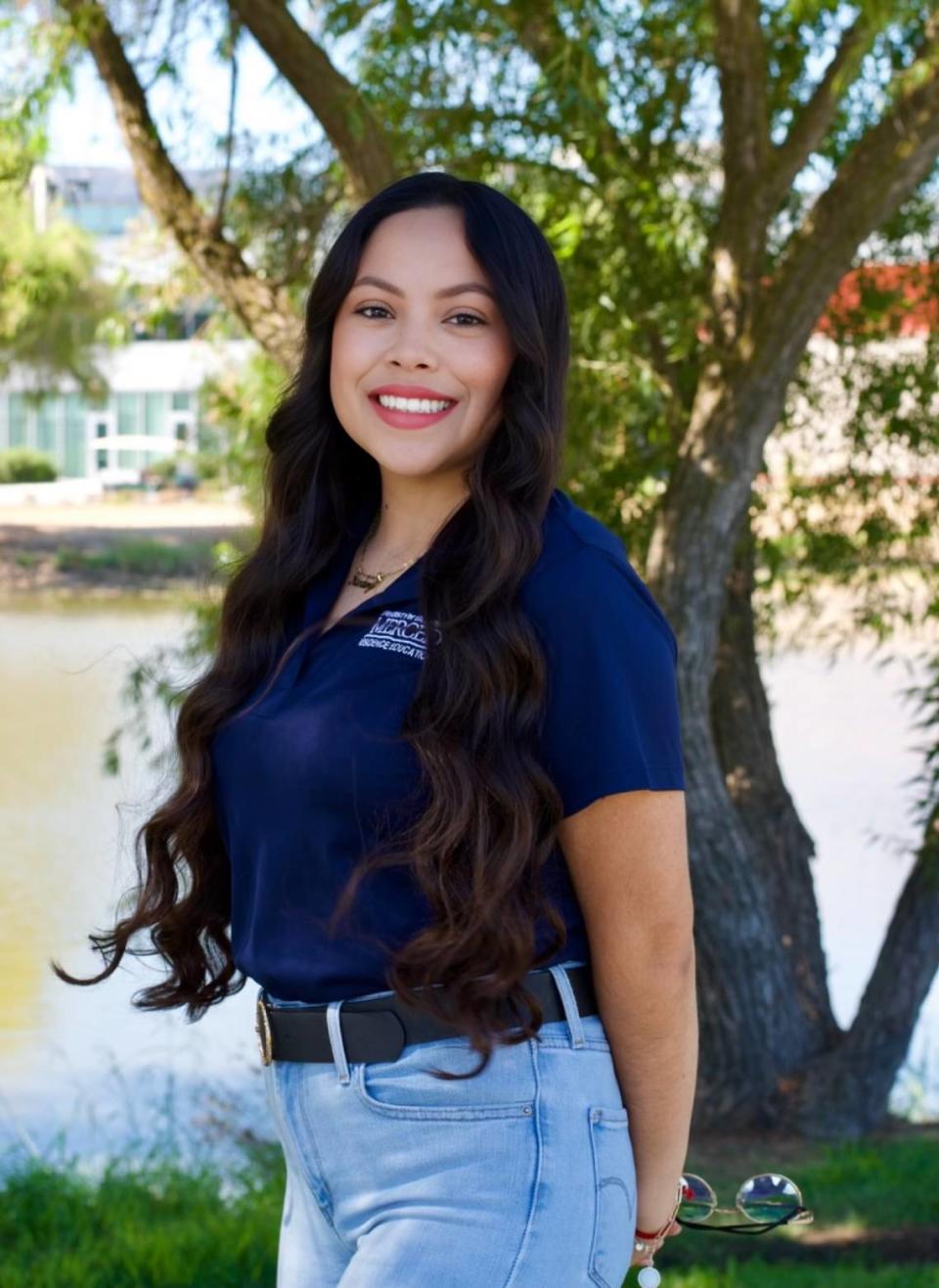 La oradora Kimberly Farías, estudiante universitaria mexicano-estadounidense de primera generación, y con doble licenciatura en ciencias políticas y psicología, se unió a los cientos de Bobcats que se graduaron el domingo 14 de mayo por la mañana en la Facultad de Ciencias Sociales, Humanidades y Artes de la UC Merced.