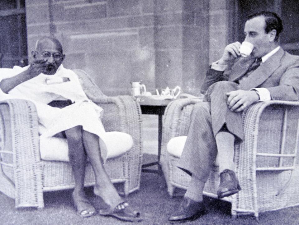 Gandhi eats breakfast with the viceroy of India, Lord Mountbatten, in 1947. (Photo: Universal History Archive via Getty Images)