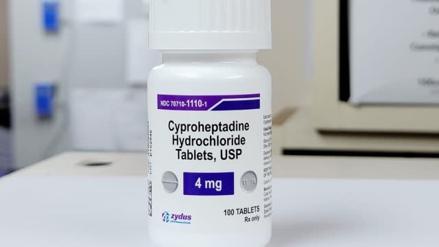 Cyproheptadine tablets in a bottle.