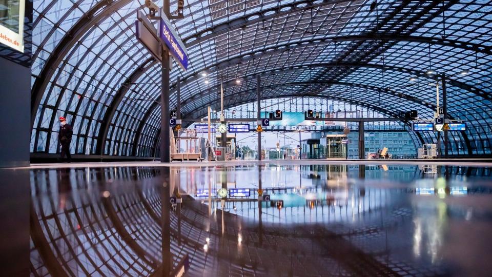 Ein Bahnsteig am Berliner Hauptbahnhof ist während des GDL-Streiks weitgehend leer. (Archivbild)