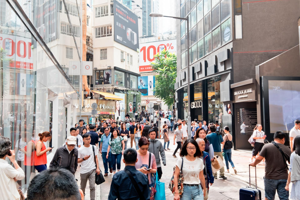 在2018年前後高峰期，旺角、灣仔等地一個普通經營雲吞麵檔、藥材舖、二手書店的舖位，市值動輒達到逾億元。