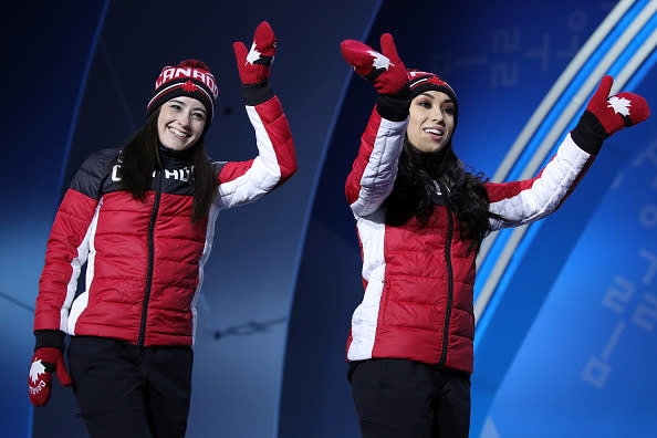 Dafür dick eingepackt: Die kanadischen Frauen im Team-Wettbewerb des Eiskunstlauf.