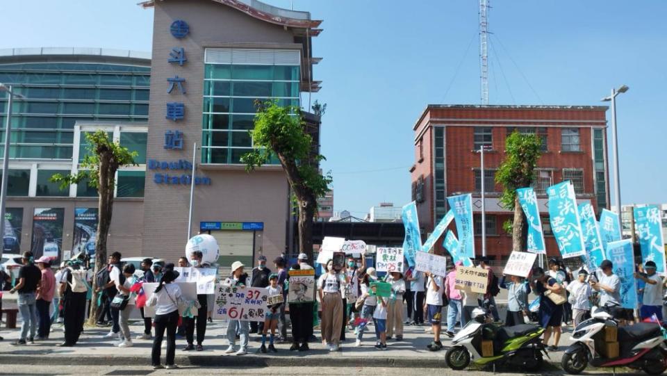 台灣民眾黨雲林縣集結舉牌踩街 主委林淑芬相信台灣司法是公平正義的。（記者陳正芬攝）