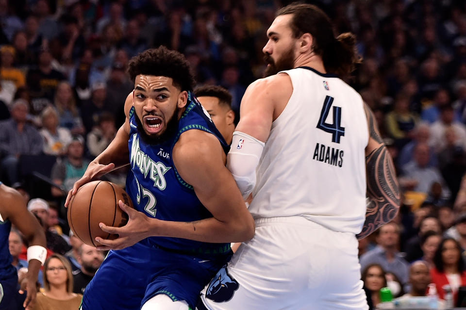 Karl-Anthony Towns（持球者）肩負明尼蘇達灰狼未來。（Photo by Justin Ford/Getty Images）