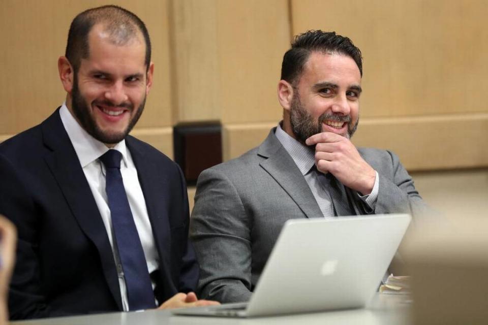 El hispanoestadounidense Pablo Ibar (d) y su abogado defensor, Joe Nascimento (i), sonríen durante una audiencia en 2019 en un tribunal del Condado Broward, en Fort Lauderdale, Florida (EEUU).