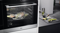 Il forno AEG Cookview Oven integra una fotocamera per il controllo remoto e combina vapore e calore per una cottura perfetta.