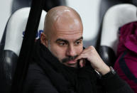 <p>Pep Guardiola, Fußballtrainer von Manchester City, wirkt beim Spiel gegen Newcastle United zeitweise etwas abwesend. Am Ende siegte seine Mannschaft jedoch mit 1:0 und führt die Tabelle der Premier League nun mit 15 Punkten Vorsprung an. (Bild: REUTERS/Scott Heppell) </p>