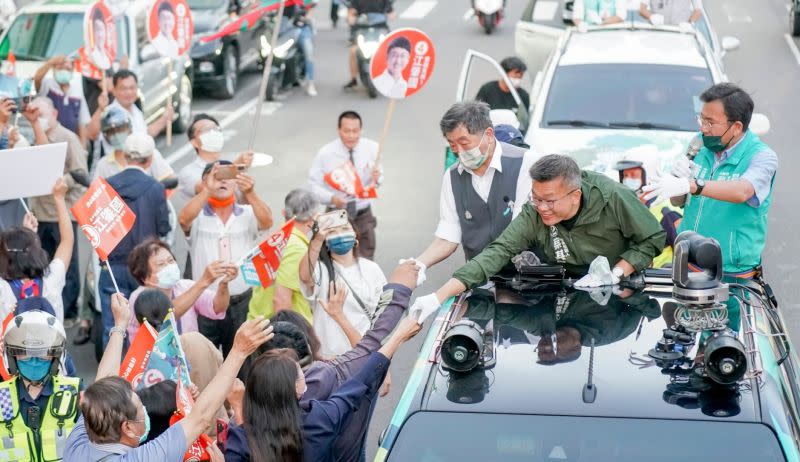 ▲陳時中陪蔡其昌車隊拜票，沿途市民熱情回應。（圖／蔡其昌競總提供，2022.11.17）