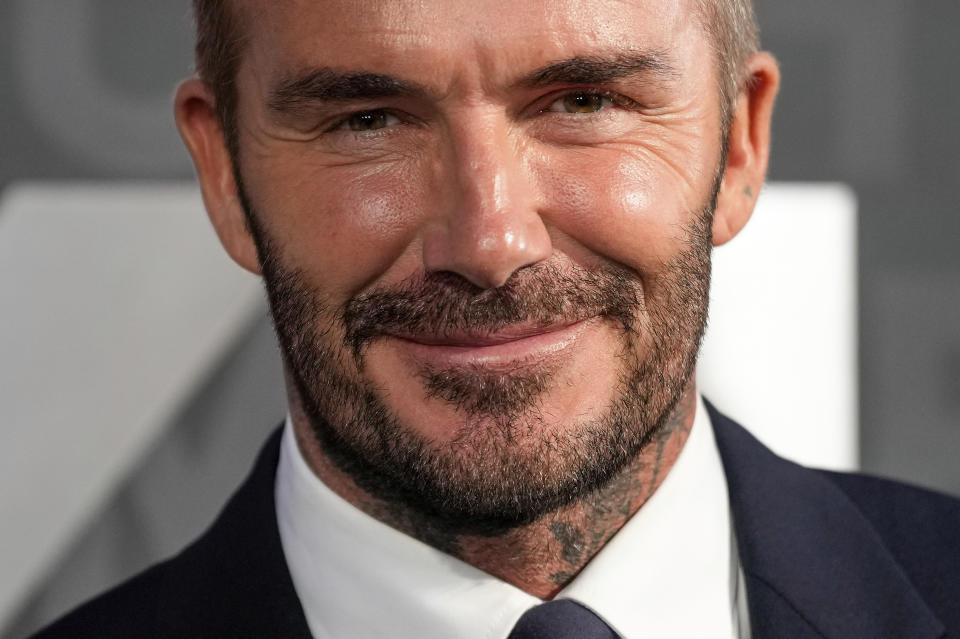 David Beckham posa a su llegada al estreno de la serie documental 'Beckham' el martes 3 de octubre de 2023 en Londres. (Scott Garfitt/Invision/AP)