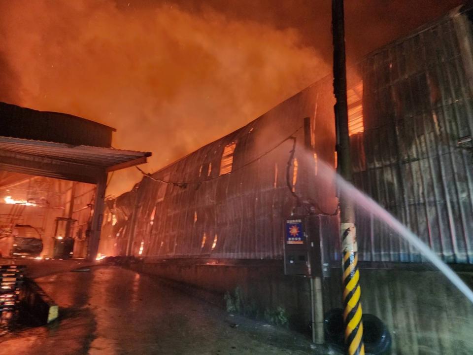 新北市林口區湖子路晚間發生工廠大火，警消全力灌救中。（圖／警消提供）

