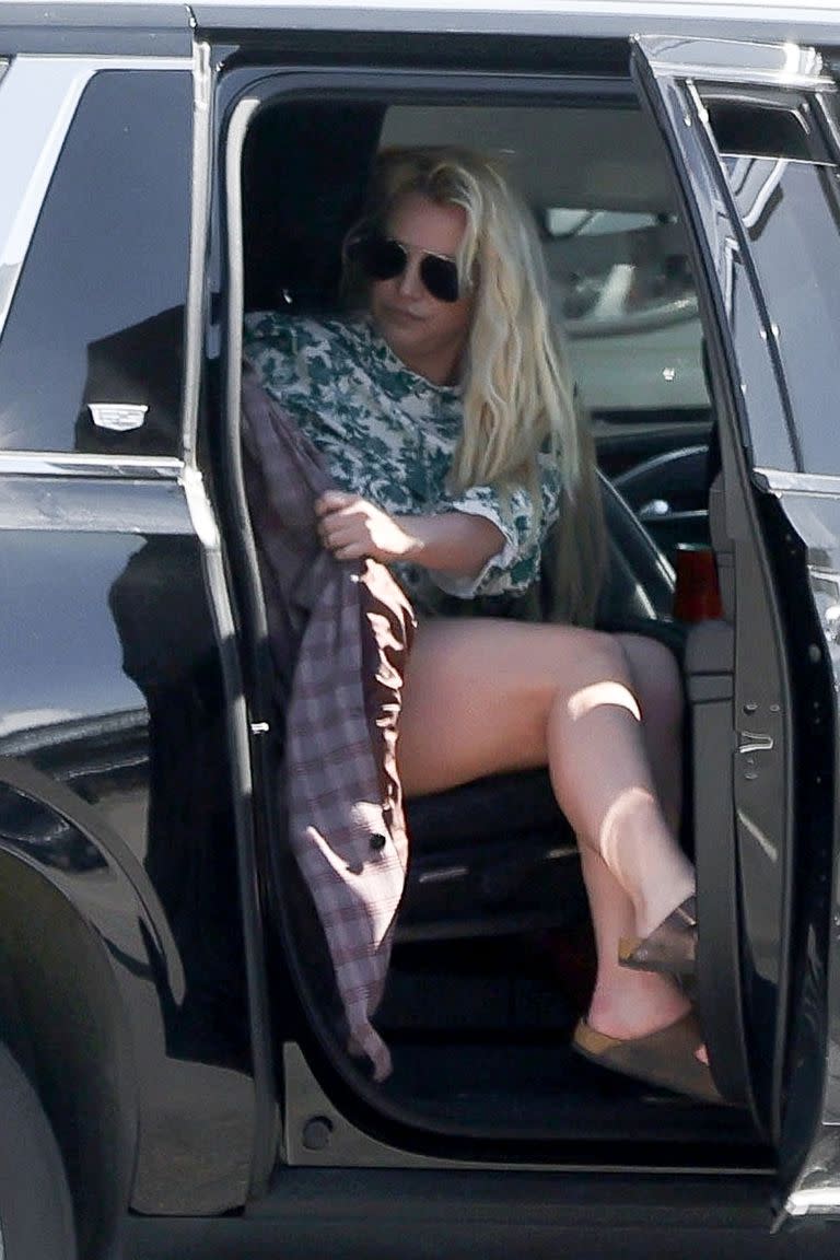 Britney Spears, sin el anillo de bodas, al bajar de un auto en Los Ángeles