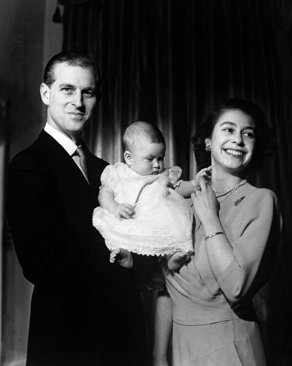 Prinz Philip und die damalige Prinzessin Elisabeth im Jahr 1949 mit dem erst wenige Monate alten Charles. (Bild: Getty Images)